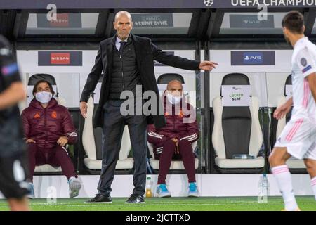 Zinedine ZIDANE wird 50 am 23. Juni 2022 gibt Trainer Zinedine ZIDANE (REAL) Anweisungen, Fußball Champions League, Gruppenphase, Gruppe B, Spieltag 2, Borussia Monchengladbach (MG) - Real Madrid (REAL) 2:2, am 27.. Oktober 2020 in Borussia Monchengladbach. Äh Stockfoto