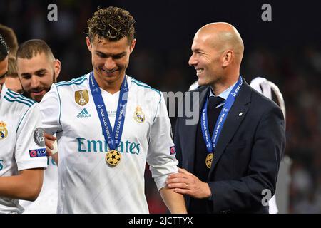 Kiew, Ukraine. 26.. Mai 2018. Zinedine ZIDANE wird 50 am 23. Juni 2022 wurde Zinedine ZIDANE, Trainer (Real Madrid) mit Cristiano Ronaldo (Real Madrid), feierlich ausgezeichnet. Soccer Champions League Finale 2018 Real Madrid-FC Liverpool 3-1, Saison 2017/18, am 26.. Mai 2018, Stadium NSK Olimpiyskyi å Credit: dpa/Alamy Live News Stockfoto