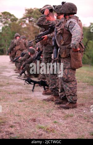 US-Marineinfanteristen mit Charlie Company, 1. Bataillon, 8. Marine Regiment (1/8), 2D Marine Division, bereiten sich darauf vor, ihre Gewehre auf Ra mit Sight Zero zu kämpfen Stockfoto