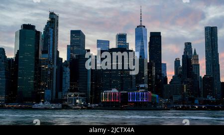 NEW YORK, NY, USA - 13. JUNI 2022: Wunderschöne Innenstadt von Manhattan bei Sonnenuntergang Stockfoto