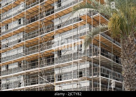 Gerüste auf der Baustelle in Israel. Moderne Apartments Architektur Gebäude Infrastruktur Konzept. Stockfoto