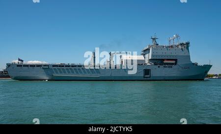 Die Royal Fleet Auxiliary Landing Ship Dock (LSD(A) RFA Mounts Bay (L3008) macht einen seltenen Besuch in Portsmouth, Großbritannien am 14.. Juni 2022. Stockfoto