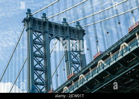 NEW YORK, NY, USA - 13. JUNI 2022: Blick auf die Manhattan Bridge aus dem unteren Winkel an einem schönen Tag Stockfoto