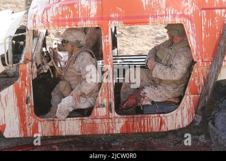 Zivile Rollenspieler agieren als simulierte Opfer für US-Marineinfanteristen mit Headquarters & Service Company, 1. Bataillon, 8. Marine Regiment (1/8 Stockfoto