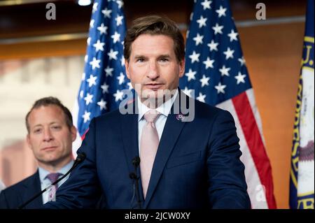 15. Juni 2022, Washington, District of Columbia, USA: Der US-Repräsentant DEAN PHILLIPS (D-MN) sprach auf einer Pressekonferenz über den „Lower Food and Fuel Costs Act“. (Bild: © Michael Brochstein/ZUMA Press Wire) Stockfoto