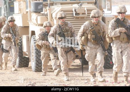 U.S. Marines with Headquarter & Service Company, 1. Bataillon, 8. Marine Regiment (1/8), 2D Marine Division, bewegen sich von der Demontage ihrer Veh Stockfoto