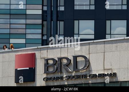 Bukarest, Rumänien - 15. Juni 2022: Logo der BRD Groupe Societe Generale, einer rumänischen Bank im Besitz der französischen Finanzgruppe Societe Generale. Stockfoto