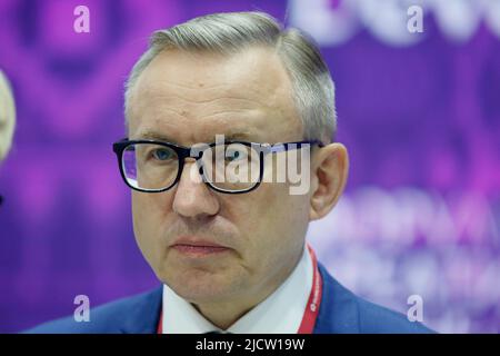 Sankt Petersburg, Russland. 15.. Juni 2022. Nikolay Korchunov, Botschafter im Außenministerium der Russischen Föderation, Vorsitzender der hochrangigen Vertreter der Arktis, Arktisrat spricht auf einer Sitzung "Arktis: Territorium des Dialogs" im Rahmen des St. Petersburger Internationalen Wirtschaftsforums 2022 (SPIEF 2022). Kredit: SOPA Images Limited/Alamy Live Nachrichten Stockfoto
