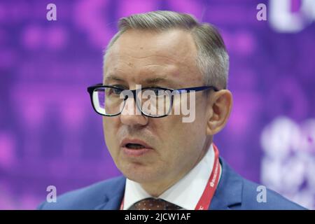 Sankt Petersburg, Russland. 15.. Juni 2022. Nikolay Korchunov, Botschafter im Außenministerium der Russischen Föderation, Vorsitzender der hochrangigen Vertreter der Arktis, Arktisrat spricht auf einer Sitzung "Arktis: Territorium des Dialogs" im Rahmen des St. Petersburger Internationalen Wirtschaftsforums 2022 (SPIEF 2022). Kredit: SOPA Images Limited/Alamy Live Nachrichten Stockfoto