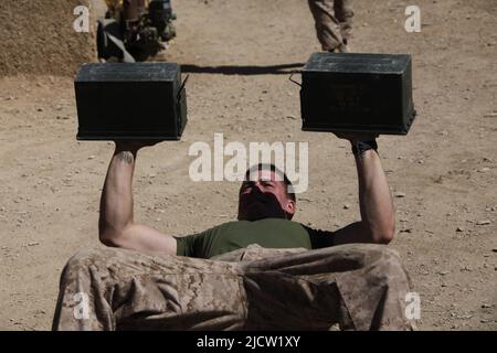 US-Marineinfanteristen finden immer noch Zeit, sich fit zu halten, während sie in der Provinz Helmond in Afghanistan eingesetzt werden. Stockfoto