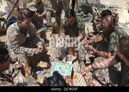 DIE US-Marineinfanteristen spielen ein Monopol, während sie in Kajaki, Provinz Helmond, Afghanistan, eingesetzt werden. Stockfoto