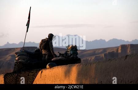 Eine US-Marine mit dem Police Advisory Team 2 (PAT 2) (rechts), 1. Bataillon, 8. Marine Regiment, Regimental Combat Team 6, steht Wache auf dem Stockfoto