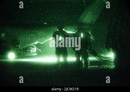 US-Marineinfanteristen bereiten sich auf die Nachtzeit der CH-53-Versorgung in Kajaki, Provinz Helmond, Afghanistan, vor. Stockfoto