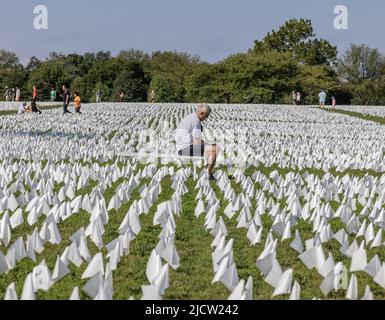 WASHINGTON, D.C., 19. September 2021: Menschen besuchen „in America: Remember“, eine Installation von Suzanne Brennan Firstenberg zu Ehren der Opfer von Covid-19. Stockfoto