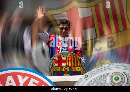 München, Deutschland. 16.. Juni 2022. Symbolic Image PHOTOMONTAGE: Robert Lewandowski könnte bald zum FC Barcelona wechseln. Originalbeschreibung: Robert Lewandowski winkt zum Abschied bei der WM-Feier des FC Bayern München am 15. Mai 2022 im Rathaus in München. Der FC Bayern hat gerade die 10. Bundesliga in Folge gewonnen, ein Rekord. (Foto: Alexander Pohl/Sipa USA) Quelle: SIPA USA/Alamy Live News Stockfoto