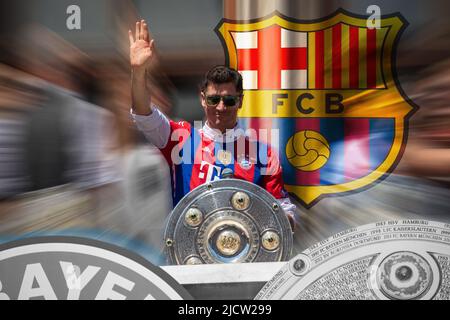 München, Deutschland. 16.. Juni 2022. Symbolic Image PHOTOMONTAGE: Robert Lewandowski könnte bald zum FC Barcelona wechseln. Originalbeschreibung: Robert Lewandowski winkt zum Abschied bei der WM-Feier des FC Bayern München am 15. Mai 2022 im Rathaus in München. Der FC Bayern hat gerade die 10. Bundesliga in Folge gewonnen, ein Rekord. (Foto: Alexander Pohl/Sipa USA) Quelle: SIPA USA/Alamy Live News Stockfoto