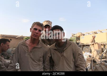 US-Marineinfanteristen posieren für ein Foto in Kajaki, Provinz Helmond, Afghanistan. Stockfoto