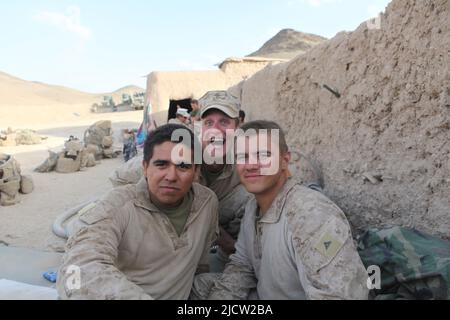 US-Marineinfanteristen posieren für ein Foto in Kajaki, Provinz Helmond, Afghanistan. Stockfoto