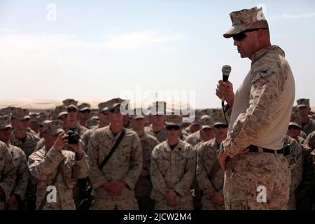 US Marine spricht mit anderen Marineinfanteristen über den Abschluss ihrer Mission, während sie in der Provinz Helmond in Afghanistan eingesetzt wurde. Stockfoto