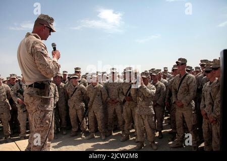 US Marine spricht mit anderen Marineinfanteristen über den Abschluss ihrer Mission, während sie in der Provinz Helmond in Afghanistan eingesetzt wurde. Stockfoto