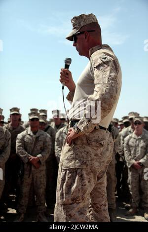 US Marine spricht mit anderen Marineinfanteristen über den Abschluss ihrer Mission, während sie in der Provinz Helmond in Afghanistan eingesetzt wurde. Stockfoto