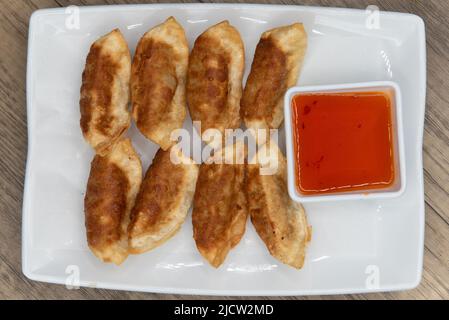 Blick von oben auf die knusprige Beilage würziger thai-Knödel knusprig und perfekt als Vorspeise. Stockfoto