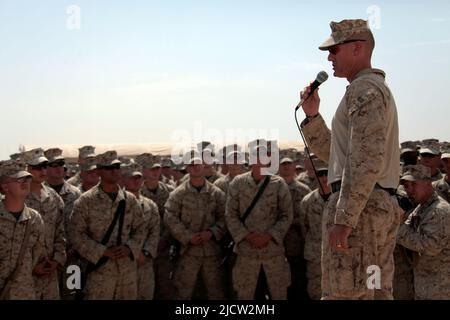 US Marine spricht mit anderen Marineinfanteristen über den Abschluss ihrer Mission, während sie in der Provinz Helmond in Afghanistan eingesetzt wurde. Stockfoto