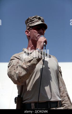 US Marine spricht mit anderen Marineinfanteristen über den Abschluss ihrer Mission, während sie in der Provinz Helmond in Afghanistan eingesetzt wurde. Stockfoto