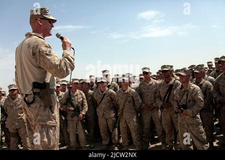 DIE US-Marineinfanteristen halten eine Rede vor ihren Kollegen, in der sie zu ihrer guten Arbeit gratulieren, die sie im Einsatz in der Provinz Helmond in Afghanistan geleistet haben. Stockfoto