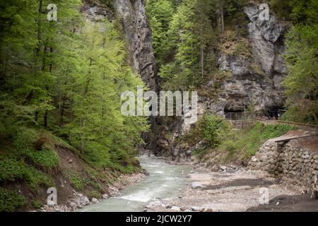 Garmisch Partenkirchen, Deutschland. 05.. Juni 2022. Wandern durch die Berge rund um Garmisch-Partenkirchen, Deutschland. Auf Schloss Elmau, in der Nähe von Garmisch-Partenkirchen, findet Ende Juni das Treffen G7 statt. Seit Monaten bereitet sich die Region um Garmisch-Partenkirchen auf das Staatsoberhaupt der sieben größten Industriestaaten und Proteste vor. (Foto: Alexander Pohl/Sipa USA) Quelle: SIPA USA/Alamy Live News Stockfoto