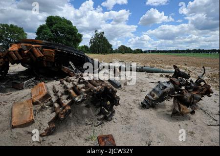 Nalyvaivka, Ukraine. 15.. Juni 2022. Zerstörter Panzer der russischen Armee in der Nähe des Dorfes Nalywaivka in der Region Kiew. Russland marschierte am 24. Februar 2022 in die Ukraine ein und löste damit den größten militärischen Angriff in Europa seit dem Zweiten Weltkrieg aus (Bild: © Sergei Chuzavkov/SOPA Images via ZUMA Press Wire) Stockfoto