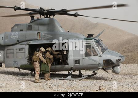 U.S. Marine Corps Sgt. Maj. James A. Deets, Sgt. Maj. Vom Regimental Combat Team 6 (RCT 6), bereitet sich darauf vor, einen Hubschrauber nach der Landung in Kajaki, AF, zu entbellen Stockfoto