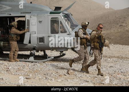 U.S. Marine Corps Sgt. Maj. James A. Deets, Sgt. Maj. Vom Regimental Combat Team 6 (RCT 6), bereitet sich darauf vor, einen Hubschrauber nach der Landung in Kajaki, AF, zu entbellen Stockfoto