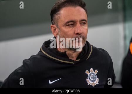 Curitiba, Brasilien. 15.. Juni 2022. PR - Curitiba - 06/15/2022 - BRASILIANER A 2022, ATHLETICO PR X CORINTHIANS - Vitor Pereira Trainer von Corinthians während eines Spiels gegen Athletico-PR im Stadion Arena da Baixada für die brasilianische Meisterschaft A 2022. Foto: Gabriel Machado/AGIF/Sipa USA Quelle: SIPA USA/Alamy Live News Stockfoto