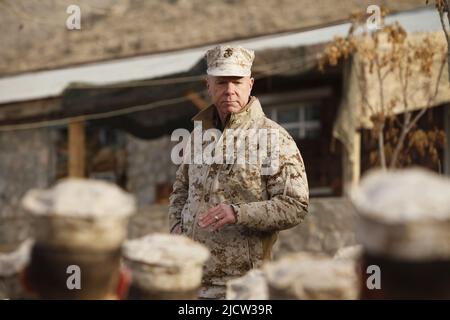 Der General des US-Marine Corps, James F. Amos, Kommandant des Marine Corps, spricht mit den Marines über die Zukunft des Marine Corps auf Forward Operieren Ba Stockfoto