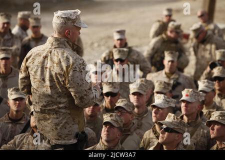 Der General des US-Marine Corps, James F. Amos, Kommandant des Marine Corps, spricht mit den Marines über die Zukunft des Marine Corps auf Forward Operieren Ba Stockfoto