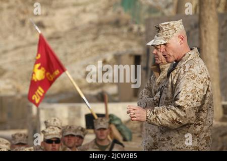 U.S. Marine Corps General James F. Amos (links), Kommandant des Marine Corps, neben Sgt. Maj. Micheal P. Barrett, Sgt. Maj. Des Marine Corps, Stockfoto