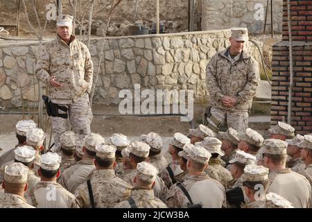 U.S. Marine Corps General James F. Amos (links), Kommandant des Marine Corps, neben Sgt. Maj. Micheal P. Barrett, Sgt. Maj. Des Marine Corps, Stockfoto