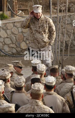 Der General des US-Marine Corps, James F. Amos, Kommandant des Marine Corps, spricht mit den Marines über die Zukunft des Marine Corps auf Forward Operieren Ba Stockfoto