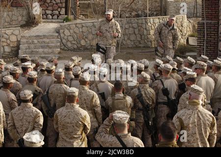 U.S. Marine Corps General James F. Amos (links), Kommandant des Marine Corps, neben Sgt. Maj. Micheal P. Barrett, Sgt. Maj. Des Marine Corps, Stockfoto