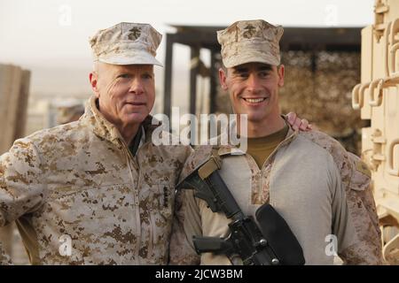 US Marine Corps General James F. Amos, Kommandant des Marine Corps, posiert für ein Foto mit Maj. Kemper F. Jones, Executive Officer von 1. Battali Stockfoto