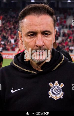 Curitiba, Brasilien. 15.. Juni 2022. PR - Curitiba - 06/15/2022 - BRASILIANER A 2022, ATHLETICO PR X CORINTHIANS - Vitor Pereira Trainer von Corinthians während eines Spiels gegen Athletico-PR im Stadion Arena da Baixada für die brasilianische Meisterschaft A 2022. Foto: Robson Mafra/AGIF/Sipa USA Quelle: SIPA USA/Alamy Live News Stockfoto