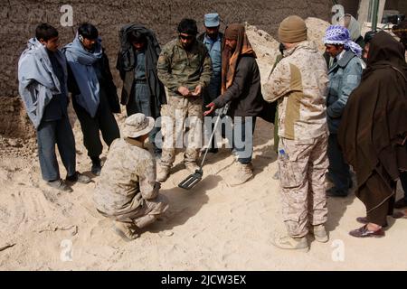 US-Marineinfanteristen mit dem Police Advisory Team 2 (PAT 2) (Mitte), 1. Bataillon, 8. Marine Regiment, Regimental Combat Team 6, beobachten eine uniformierte afghanische Mannschaft Stockfoto