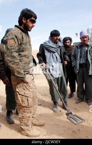 US-Marine mit dem Police Advisory Team 2 (PAT 2) (nicht abgebildet), 1. Bataillon, 8. Marine Regiment, Regimental Combat Team 6, beobachten einen afghanischen Unifor Stockfoto