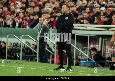 Curitiba, Brasilien. 15.. Juni 2022. PR - Curitiba - 06/15/2022 - BRASILIANER A 2022, ATHLETICO PR X CORINTHIANS - Vitor Pereira Trainer von Corinthians während eines Spiels gegen Athletico-PR im Stadion Arena da Baixada für die brasilianische Meisterschaft A 2022. Foto: Robson Mafra/AGIF/Sipa USA Quelle: SIPA USA/Alamy Live News Stockfoto