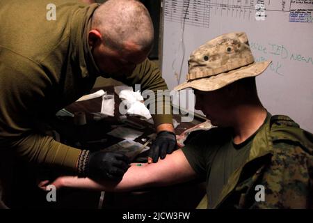 U.S. Navy Hospital Corpsman HM2 Matthew R. Godwin (links), mit Police Advisory Team 2 (PAT 2), 1. Bataillon, 8. Marine Regiment, Regimental Combat T Stockfoto