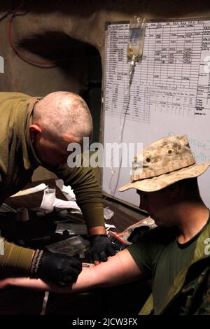 U.S. Navy Hospital Corpsman HM2 Matthew R. Godwin (links), mit Police Advisory Team 2 (PAT 2), 1. Bataillon, 8. Marine Regiment, Regimental Combat T Stockfoto