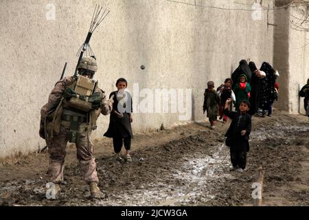 U.S. Marine Corps 1. LT. Derek E. Pedersen (links), mit Police Advisory Team 2 (PAT 2), 1. Bataillon, 8. Marine Regiment, Regimental Combat Team 6, Stockfoto