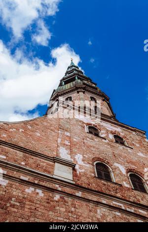 Turm der St. Peter Kirche von unten gesehen. Stockfoto