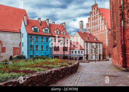 Farbenfrohe mittelalterliche Häuser in der Altstadt von Riga an einem bewölkten Sommertag. Stockfoto